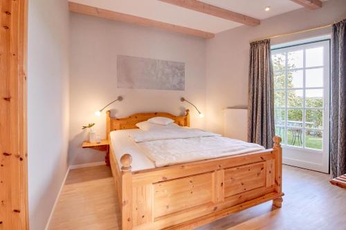 奥伊滕斯蒂达姆酒店的一间卧室设有一张木床和一个窗户。