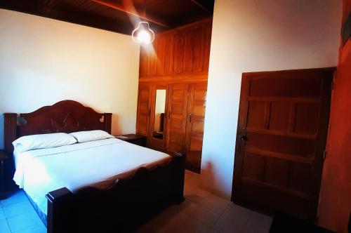 San LorenzoCasa Vieja Hotel y Restaurante的一间卧室设有一张床和一个开放式门