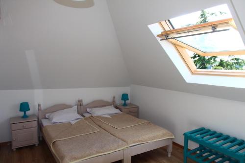 希典Villa Elmar的一间卧室设有一张床和一个窗口
