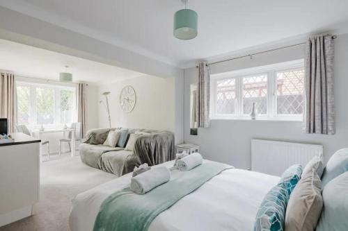 Black NotleyRoss House的白色卧室配有两张床和一张沙发