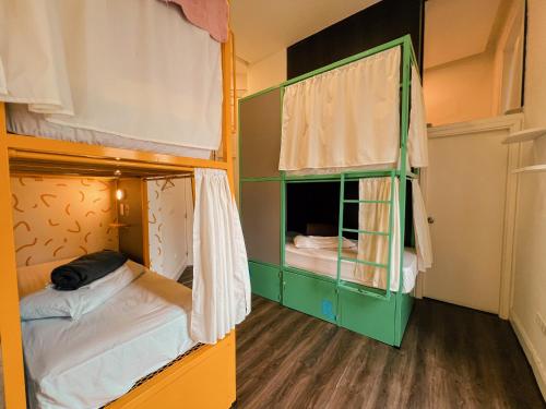 蒙得维的亚Viajero Montevideo Hostel的带窗户的客房内的两张双层床