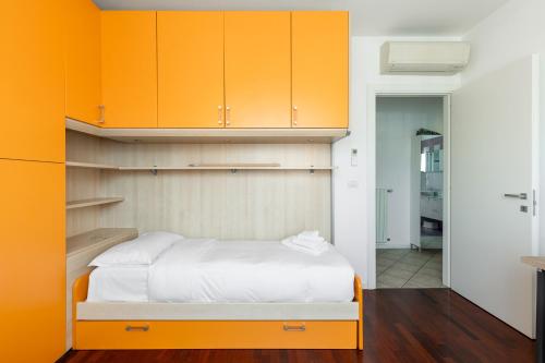 博洛尼亚Casa Pibe de oro Bologna Fiera的一间卧室配有橙色橱柜和一张床