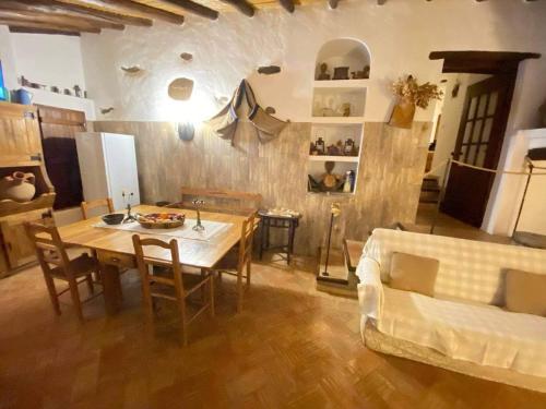 CurvatosSerra do Caldeirao Villa with Pool的客厅配有桌子和沙发