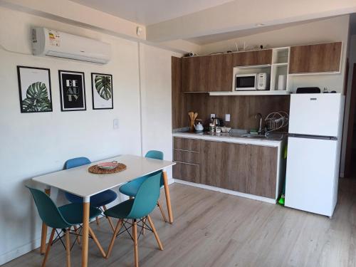 梅塞德斯La Demorada, cómoda casa en entorno natural的厨房以及带桌椅的用餐室。