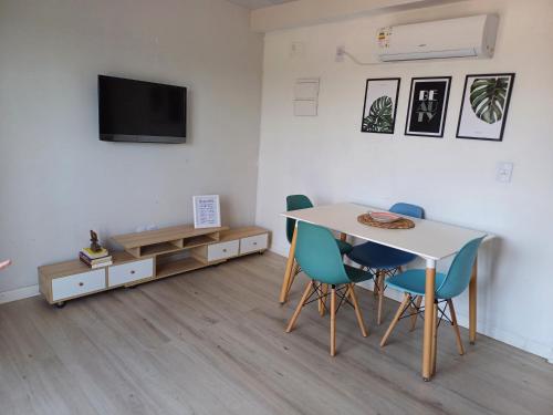 梅塞德斯La Demorada, cómoda casa en entorno natural的配有桌椅和电视的客房