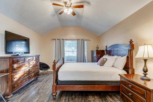 休斯顿Houston Blue House的一间卧室配有一张床和一台平面电视