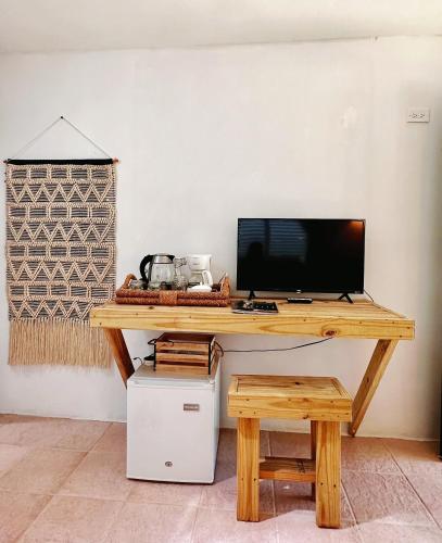 Hacienda Verde Luz的一张木桌,上面有一台电脑