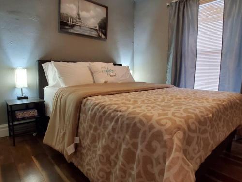 尼亚加拉瀑布Modern Getaway, Single Bedroom Full Apartment的一间卧室设有一张床和一个窗口