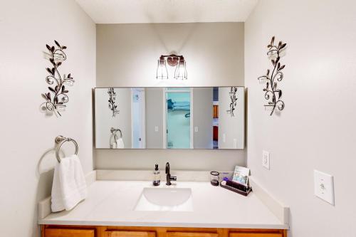 弗利Amazon Riviera的一间带水槽和镜子的浴室