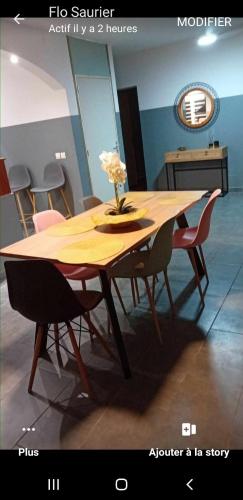 La SalineLe temps d'une ile的一张带椅子的木桌和一个花瓶