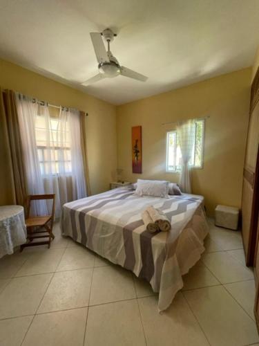 阿拉亚尔-杜卡布Suítes Maravilha Arraial do Cabo的一间卧室,卧室内配有一张大床