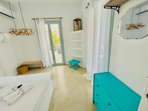 考弗尼西亚VILLA THEIA - SELENE , appartement de charme pour 4 à 6 personnes prés de la plage et du village de Koufonissi的一间卧室配有一张床和一个蓝色梳妆台