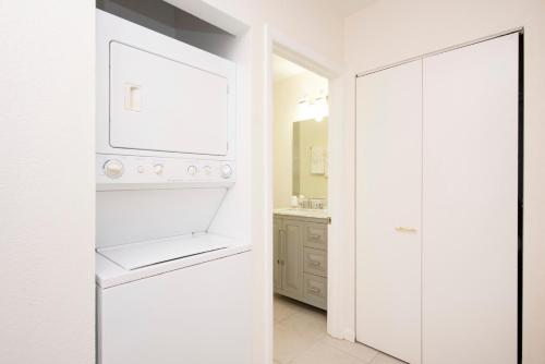 乔治敦Snug Harbour View Condo #3的厨房配有白色冰箱和水槽