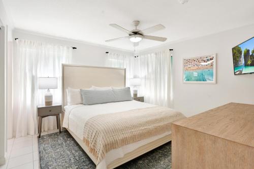乔治敦Coconut Bay Villas #113的白色卧室配有床和吊扇