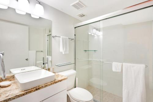 乔治敦Coconut Bay Villas #113的一间带水槽、卫生间和淋浴的浴室