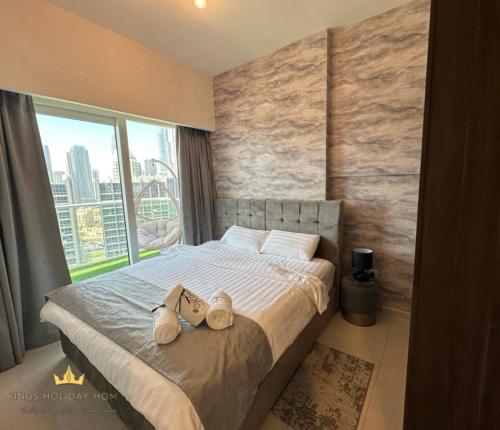 迪拜Reva residence suite burj Khalifa view ,Kings的一间卧室,床上有鞋