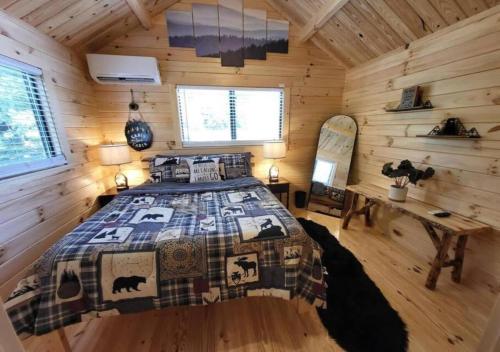 赛维尔维尔Picturesque Family Cabin with Loft in Tennessee的小木屋内一间卧室,配有一张床