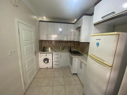 YıldırımEylül suit otel的厨房配有白色冰箱和洗衣机。