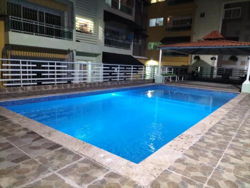 Los ParedonesApartamento en Santo Domingo的一座建筑物中央的游泳池