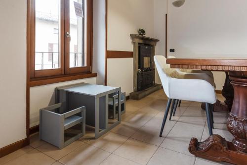 贝加莫Appartamento con travi a vista的一间带桌椅和壁炉的用餐室