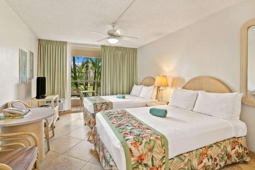 维雷亚毛伊岛榕雅诗顿酒店的酒店客房设有两张床和一个阳台。