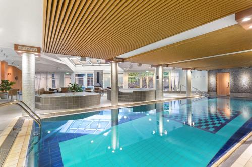 南泰利耶Best Western Plus Skogshöjd的酒店大堂的大型游泳池