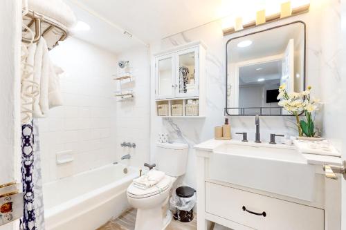 德通纳海滩海岸Hawaiian Inn 431的白色的浴室设有浴缸、卫生间和水槽。