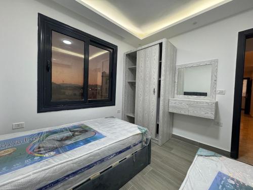 沙姆沙伊赫Montazah seaside homes的一间小卧室,配有床和窗户