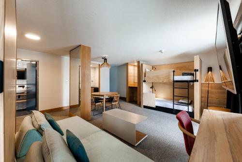 黄金海岸Bunk Surfers Paradise International Backpacker Hostel的带沙发和双层床的客厅