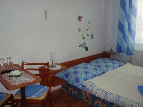 图尔钱斯凯特普利采Penzion Adria的一间卧室设有两张单人床和一张桌子