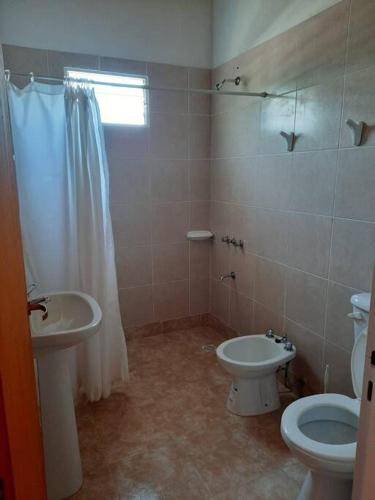伊塔伊巴特Dúplex Tío Chiky Soltero的一间带水槽、卫生间和淋浴的浴室