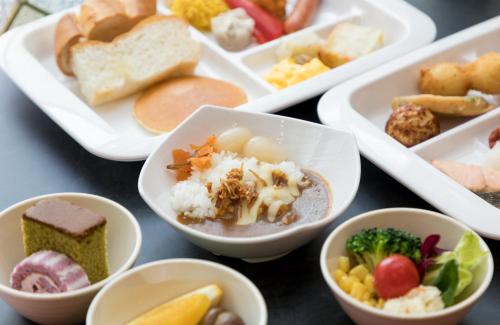 大阪难波萨拉萨经济型酒店的桌上的一组食物
