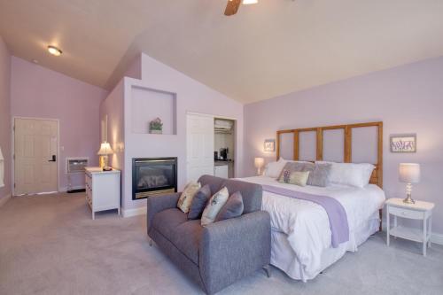 大章克申Castle Creek Manor的一间卧室配有一张床、一张沙发和一台电视。