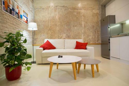 斯普利特Apartment Traces的客厅配有白色的沙发和桌子