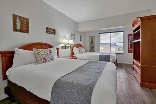 奥兰多I-DRIVE SUITES的酒店客房设有两张床和窗户。