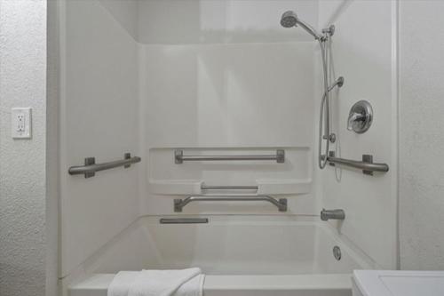 奥兰多I-DRIVE SUITES的带浴缸和卫生间的浴室。
