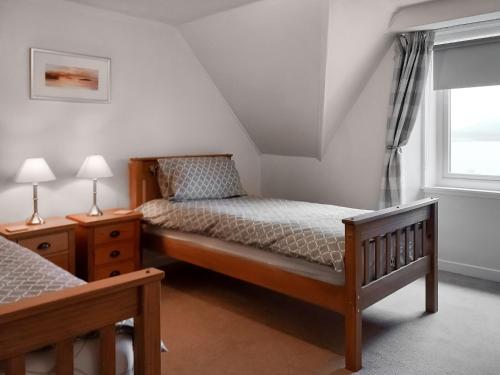 InveralliginSunnybank Cottage的一间卧室设有一张床和一个窗口