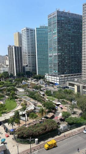 里约热内卢Apt prox Petrobras的一座城市,建筑高大,停车场有黄色货车