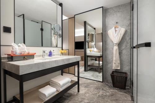 长沙voco 长沙机场voco酒店的一间带水槽和镜子的浴室
