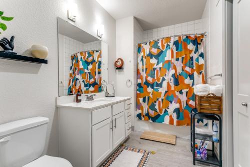 圣安东尼奥Beautiful Riverwalk Condo #1535的一间带水槽和淋浴帘的浴室
