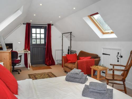 刘易斯Old Chimneys Studio的一间设有红色枕头的床的客房