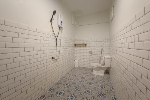 格兰岛Le soleil koh Larn的一间带卫生间和淋浴的浴室。