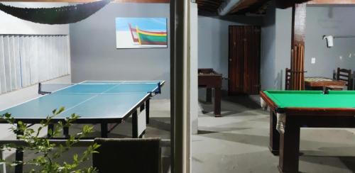 阿拉亚尔-杜卡布Pousada Estalagem dos Corais da Prainha的一个带乒乓球桌的房间的台球桌