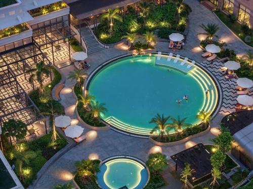 胡志明市Lotte Hotel Saigon的享有酒店游泳池的顶部景色