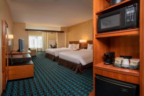 MiddletownFairfield Inn & Suites by Marriott Harrisburg International Airport的酒店客房设有两张床和电视。
