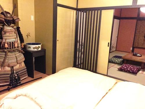 横滨SAMURAI HOUSE Yokohama的一间带镜子的卧室和一张位于客房内的床
