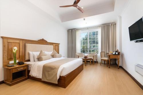 努沃勒埃利耶Araliya Red - Lean Luxury的酒店客房,配有床和电视