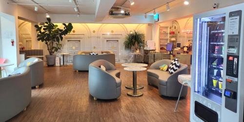 西归浦市Lareem Boutique Hotel的一间商店里配有沙发和桌子的房间