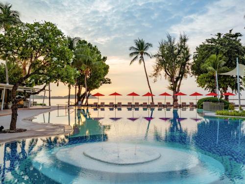 查汶苏梅岛阿玛瑞度假酒店的一座带树木和遮阳伞的度假村内的游泳池