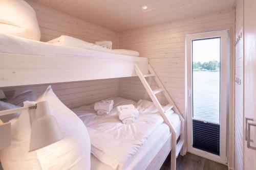 吕贝克Schatzkiste的一间卧室设有两张双层床和一扇窗户。